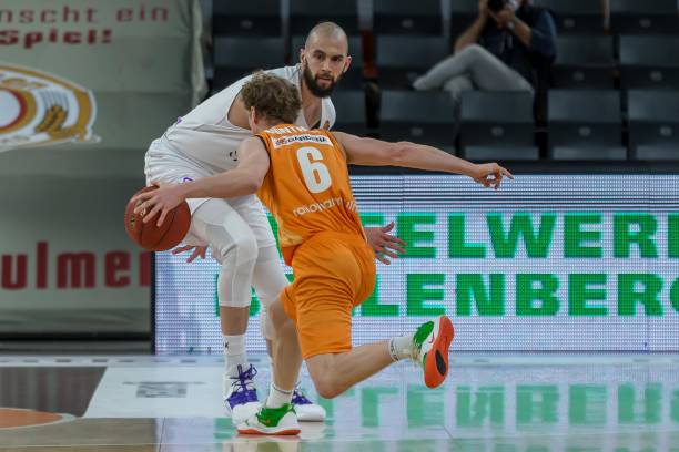 上的强劲表 上的强劲表